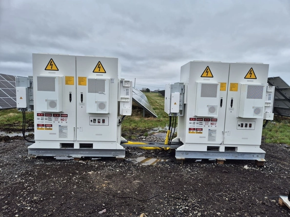 Aku ehitus olemasolevasse päikesejaama keerulistes tingimustes