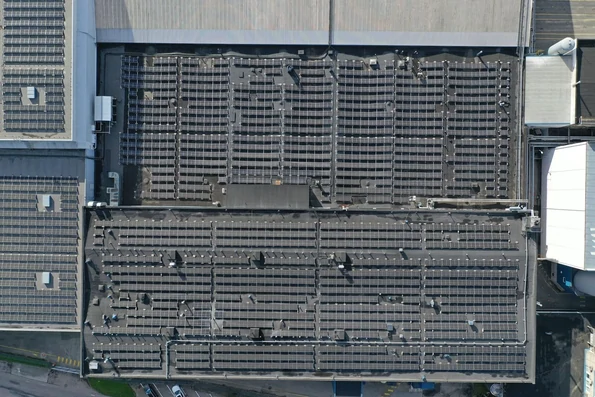 Tööstushoone katusepäikesejaam – efektiivne pindade kasutus